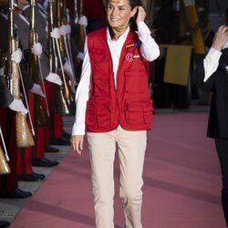 La Reina Letizia con chaleco de cooperante y zapatillas blancas a su llegada a Guatemala para su Viaje de Cooperación a Guatemala