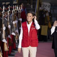 La Reina Letizia con chaleco de cooperante y zapatillas blancas a su llegada a Guatemala para su Viaje de Cooperación a Guatemala