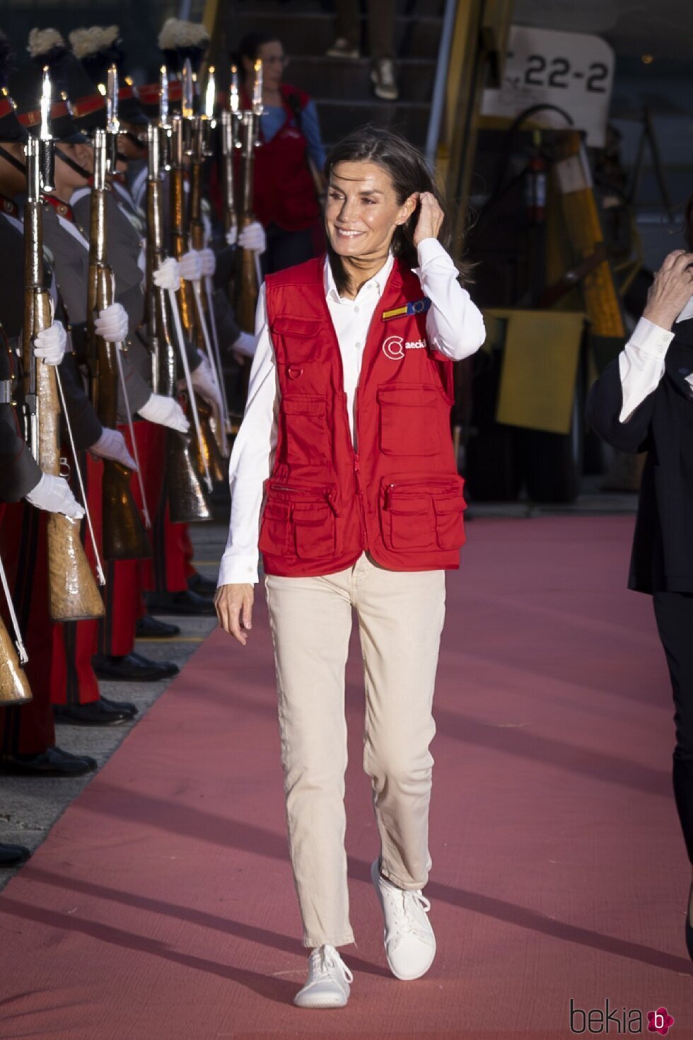 La Reina Letizia con chaleco de cooperante y zapatillas blancas a su llegada a Guatemala para su Viaje de Cooperación a Guatemala