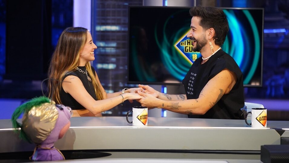 Camilo y Evaluna divirtiéndose en 'El Hormiguero'