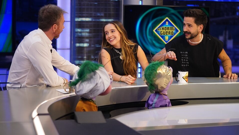 Camilo y Evaluna charlando con Pablo Motos en 'El Hormiguero'