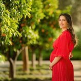 Rajwa de Jordania posa embarazada con un vestido rojo