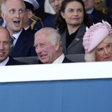 El Príncipe Guillermo, el Rey Carlos III y la Reina Camilla en el 80 aniversario del Desembarco de Normandía