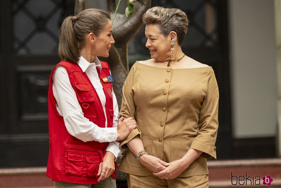 La Reina Letizia y Lucrecia Peinado hablando en el Viaje de Cooperación de la Reina Letizia a Guatemala