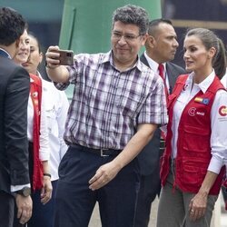 La Reina Letizia haciéndose un selfie con unas personas en su Viaje de Cooperación a Guatemala
