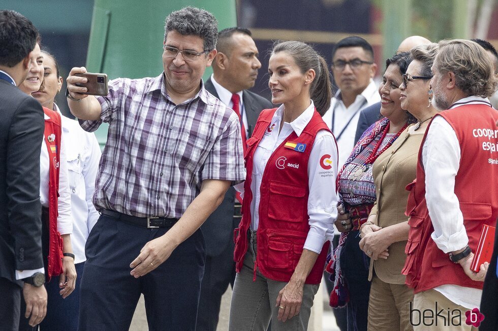 La Reina Letizia haciéndose un selfie con unas personas en su Viaje de Cooperación a Guatemala