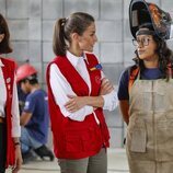 La Reina Letizia escucha a una joven que participa en la Escuela Taller Norte en su Viaje de Cooperación a Guatemala