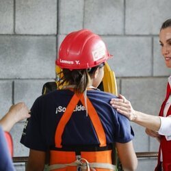 La Reina Letizia, muy cariñosa con una joven de la Escuela Taller Norte en su Viaje de Cooperación a Guatemala