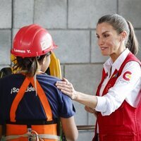 La Reina Letizia, muy cariñosa con una joven de la Escuela Taller Norte en su Viaje de Cooperación a Guatemala