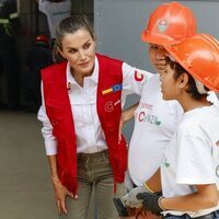 La Reina Letizia escucha a unos jóvenes que participan en la Escuela Taller Norte de Ciudad de Guatemala