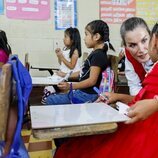 La Reina Letizia con una alumna de la Escuela Oficial urbana mixta en San José Chacayá