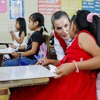 La Reina Letizia con una alumna de la Escuela Oficial urbana mixta en San José Chacayá