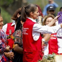 La Reina Letizia con una prenda de ropa en San José Chacayá en su Viaje de Cooperación a Guatemala