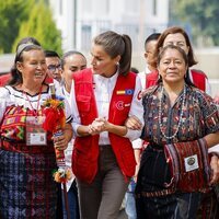 La Reina Letizia habando con unas mujeres en San José Chacayá en su Viaje de Cooperación a Guatemala