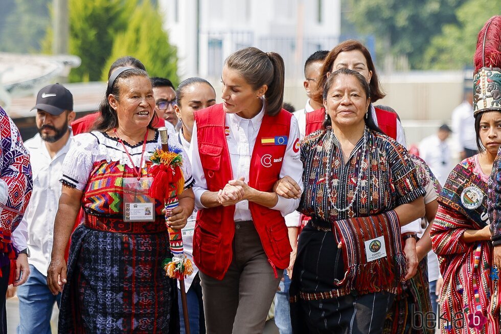 La Reina Letizia habando con unas mujeres en San José Chacayá en su Viaje de Cooperación a Guatemala