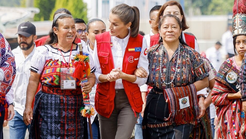 La Reina Letizia habando con unas mujeres en San José Chacayá en su Viaje de Cooperación a Guatemala