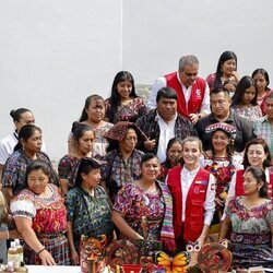 La Reina Letizia con el alcalde de San José Chacayá y otras personas en su Viaje de Cooperación a Guatemala