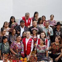 La Reina Letizia con el alcalde de San José Chacayá y otras personas en su Viaje de Cooperación a Guatemala