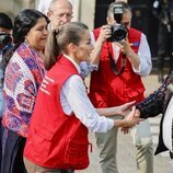 La Reina Letizia saluda al alcalde de San José Chacayá en su Viaje de Cooperación a Guatemala