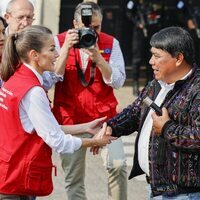 La Reina Letizia saluda al alcalde de San José Chacayá en su Viaje de Cooperación a Guatemala