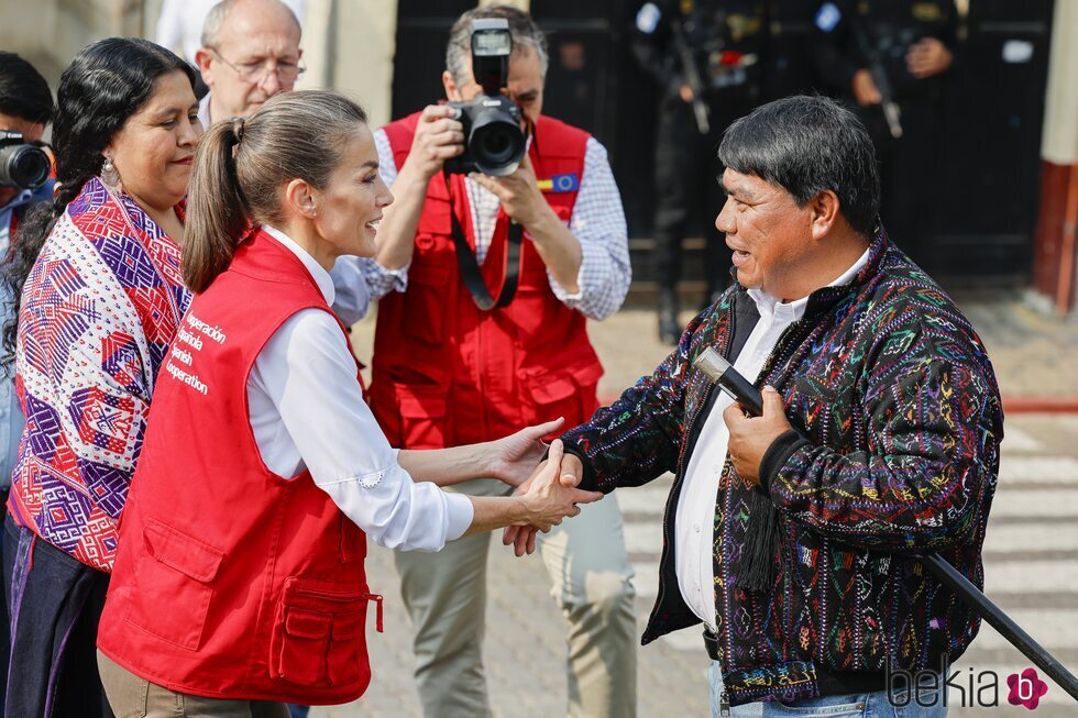 La Reina Letizia saluda al alcalde de San José Chacayá en su Viaje de Cooperación a Guatemala