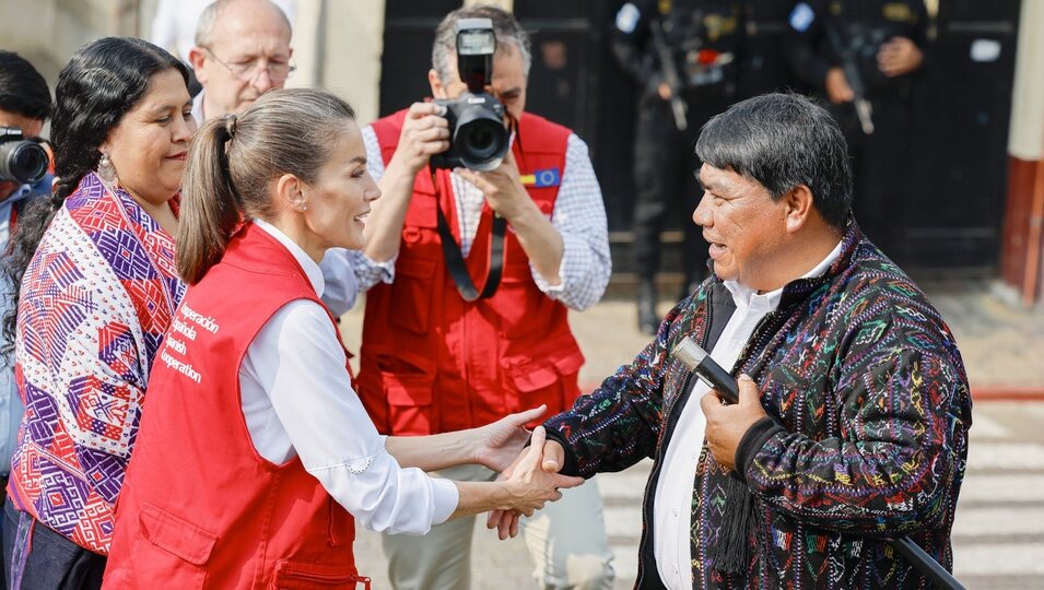 La Reina Letizia saluda al alcalde de San José Chacayá en su Viaje de Cooperación a Guatemala