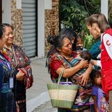 La Reina Letizia con una madre con su bebé en su Viaje de Cooperación a Guatemala