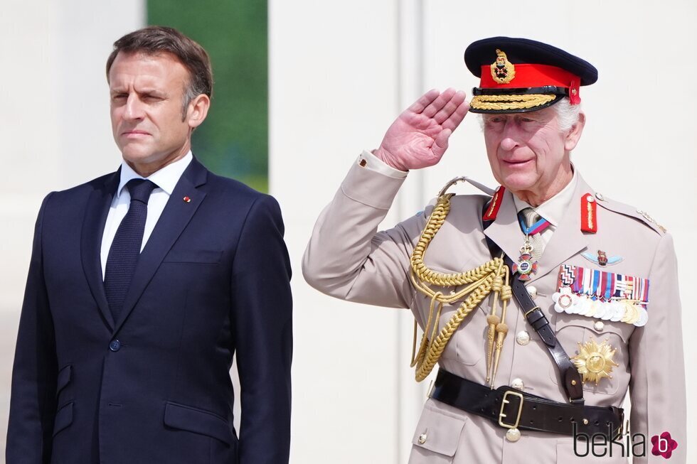 Emmanuel Macron y Carlos III en el 80 aniversario del Desembarco de Normandía