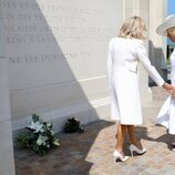 Brigitte Macron tratando de coger de la mano a la Reina Camilla en el 80 aniversario del Desembarco de Normandía