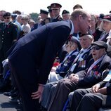 El Príncipe Guillermo hablando con veteranos en el 80 aniversario del Desembarco de Normandía