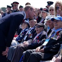 El Príncipe Guillermo hablando con veteranos en el 80 aniversario del Desembarco de Normandía