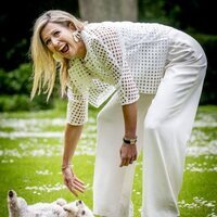 Máxima de Holanda y su perro Mambo en su posado familiar en el Palacio Huis Ten Bosch