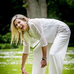 Máxima de Holanda y su perro Mambo en su posado familiar en el Palacio Huis Ten Bosch