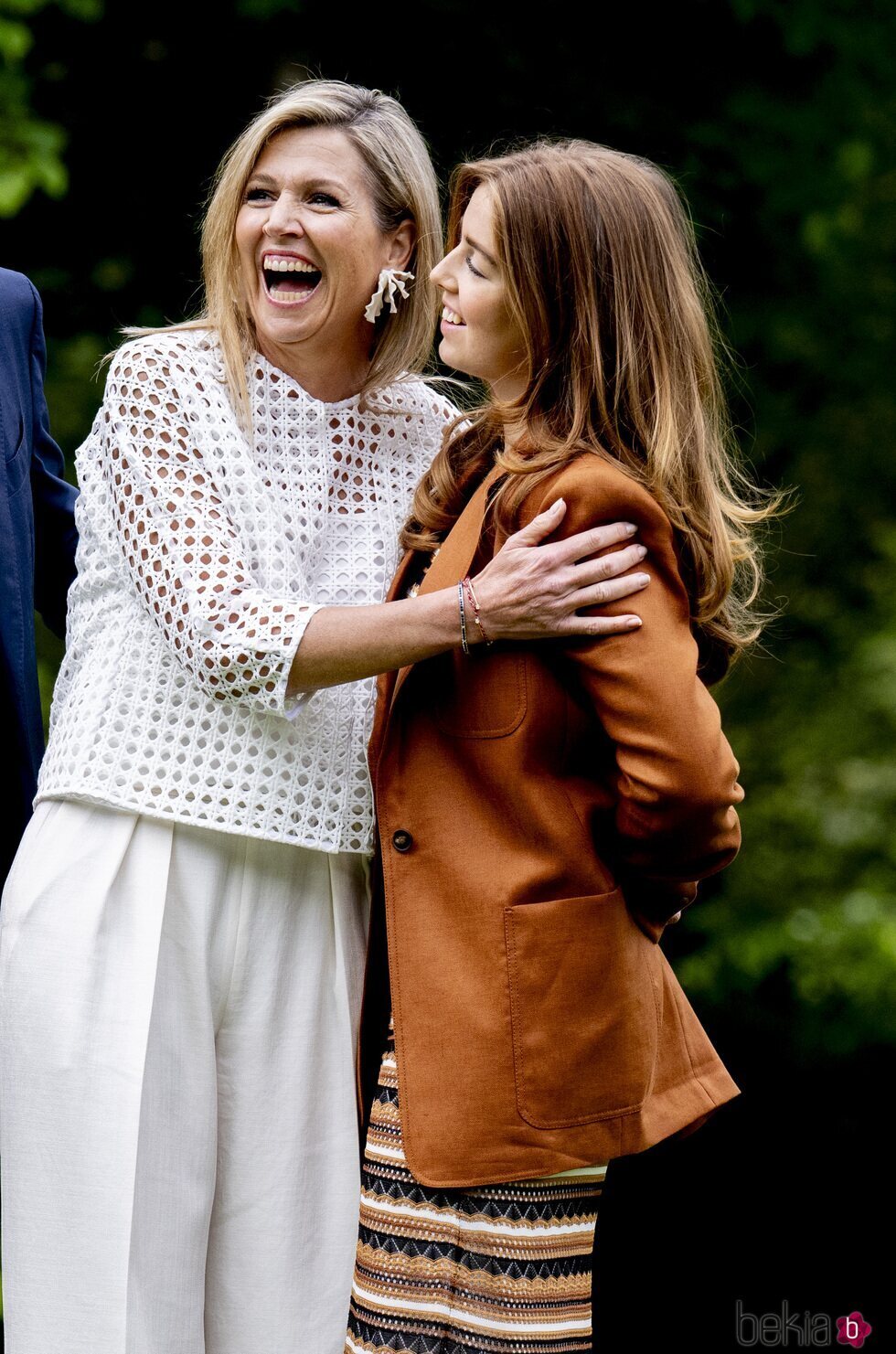Máxima de Holanda y Alexia de Holanda en su posado familiar en el Palacio Huis Ten Bosch