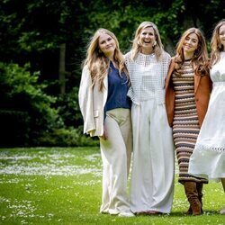 Máxima de Holanda y sus hijas Amalia, Alexia y Ariane de Holanda en su posado familiar en el Palacio Huis Ten Bosch