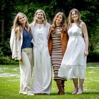 Máxima de Holanda y sus hijas Amalia, Alexia y Ariane de Holanda en su posado familiar en el Palacio Huis Ten Bosch