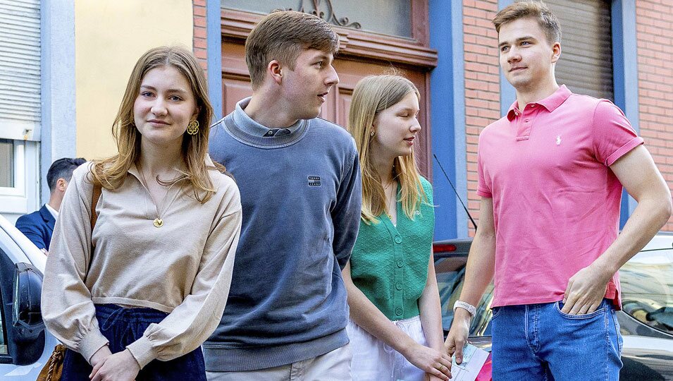 Elisabeth, Emmanuel, Eléonore y Gabriel de Bélgica haciendo cola para votar en sus primeras elecciones