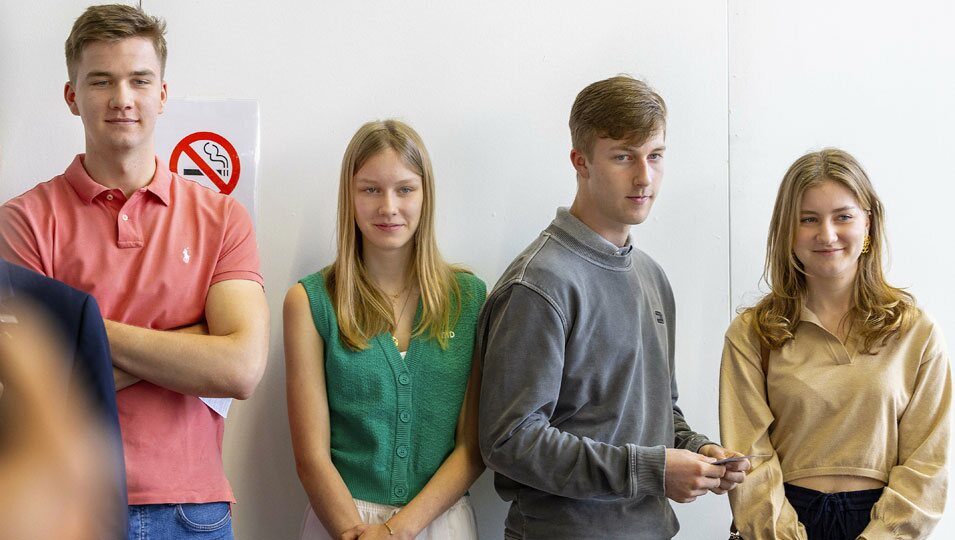 Gabriel, Eléonore, Emmanuel y Elisabeth de Bélgica antes de votar en sus primeras elecciones