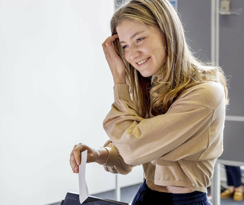 Elisabeth de Bélgica votando por primera vez