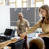 Elisabeth de Bélgica coge su documento de identidad tras haber votado por primera vez