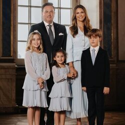 Posado de Magdalena de Suecia con Chris O'Neill y sus hijos Leonore, Nicolas y Adrienne por su 42 cumpleaños