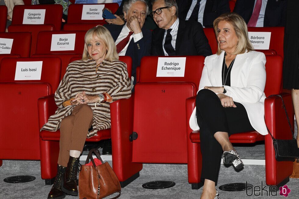 María Teresa Fernández de la Vega y Fátima Báñez en la clausura de la XVI Convocatoria 'Euros de tu Nómina'