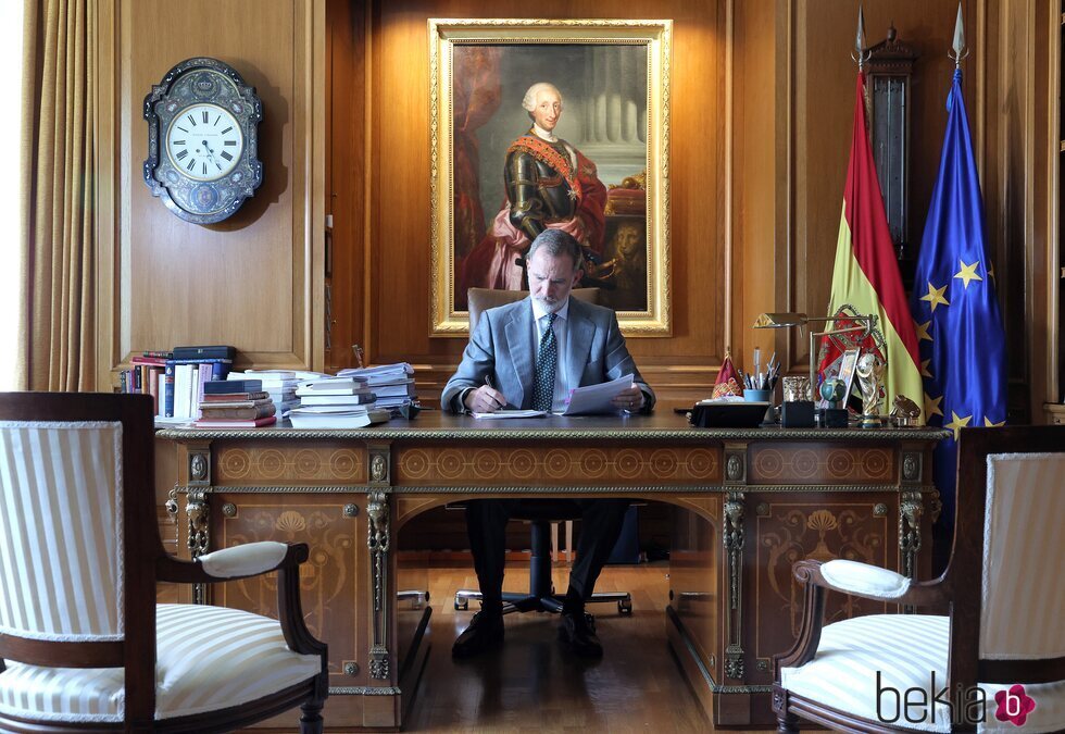 El Rey Felipe VI en su despacho en Zarzuela