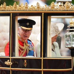 Los Reyes Carlos III y Camilla en desfile del Trooping the Colour 2024