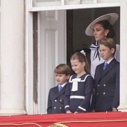 Kate Middleton con los Príncipes George, Charlotte y Louis en el balcón de la Horse Guard Parade en el Trooping the Colour 2024