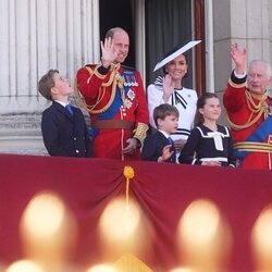 Los Reyes Carlos y Camilla, los Príncipes Guillermo, George,Charlotte y Louis, Kate Middleton y Sophie de Edimburgo saludando en el balcón de Buckingham Pa