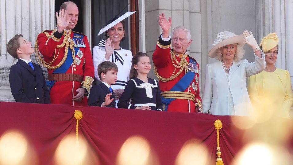 Los Reyes Carlos y Camilla, los Príncipes Guillermo, George,Charlotte y Louis, Kate Middleton y Sophie de Edimburgo saludando en el balcón de Buckingham Pa