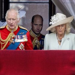 El Rey Carlos III, la Reina Camilla y el Príncipe Guillermo en el balcón de Buckingham Palace durante el Trooping The Colour 2024