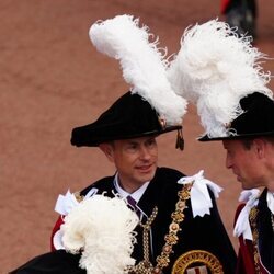El Príncipe Eduardo y el Príncipe Guillermo hablando en la procesión de la Orden de la Jarretera 2024