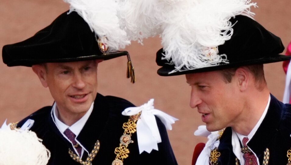 El Príncipe Guillermo y el Príncipe Eduardo hablando en la procesión de la Orden de la Jarretera 2024